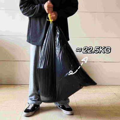 Lebensmittelverpackungen sind mit diesem mit Zugseile ausgestatteten Müllsack leichter zu verpacken