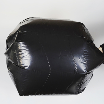 Lebensmittelverpackungen sind mit diesem mit Zugseile ausgestatteten Müllsack leichter zu verpacken