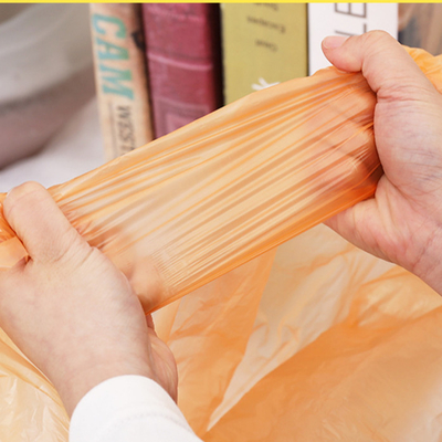 Durch einen umweltfreundlichen Müllsack mit Zugseile wird die Sortierung von Hausmüll vereinfacht