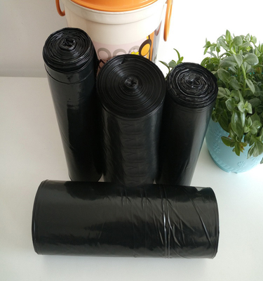 Recycelte schwarze Tüten auf Rollen für Müll