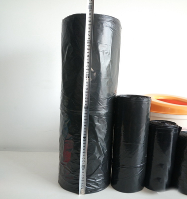 Recycelte schwarze Tüten auf Rollen für Müll