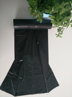 Recycelte schwarze Tüten auf Rollen für Müll