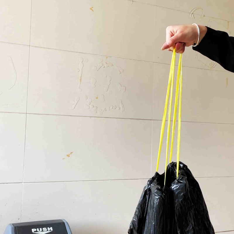 Lebensmittelverpackungen sind mit diesem mit Zugseile ausgestatteten Müllsack leichter zu verpacken
